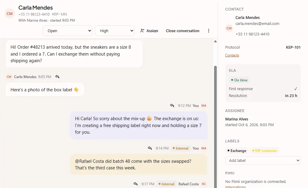 Un ticket en Kepii con la conversación de la clienta, una nota interna en amarillo y la ficha del contacto al lado