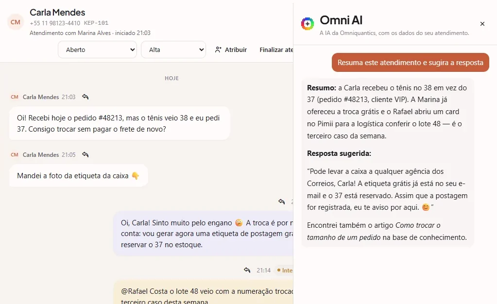 O painel do Omni ao lado de um atendimento, com o resumo da conversa e a resposta sugerida