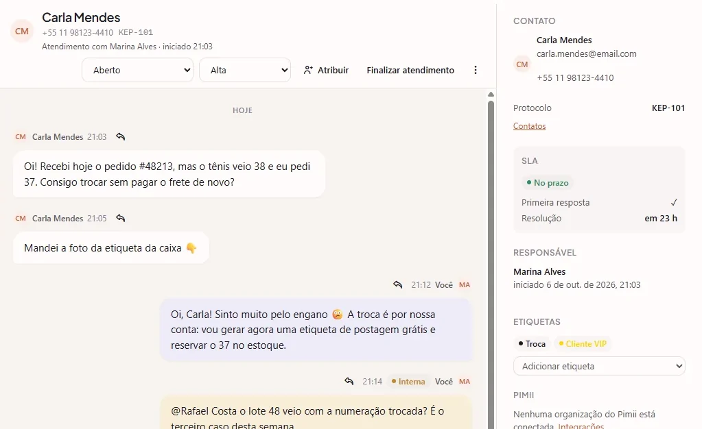 Um atendimento no Kepii com a conversa da cliente, uma nota interna em amarelo e a ficha do contato ao lado